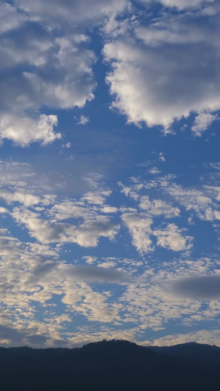 黄昏和黎明的天空与积云垂直时间流逝在一个晚上。视频素材