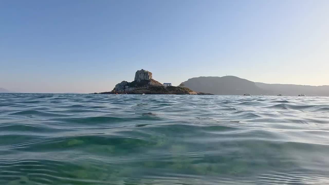 希腊科斯岛卡马里湾的卡斯特里岛，侧面海景视频下载