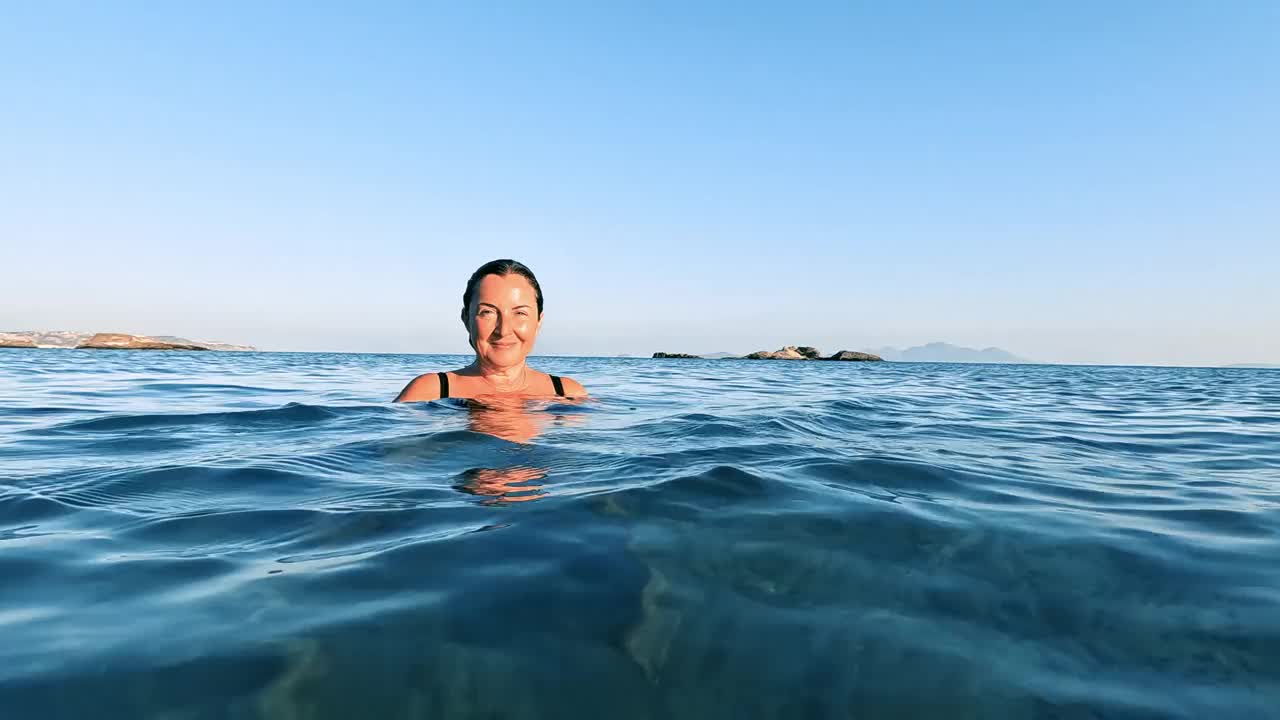 在海上合十礼的美丽姿势视频下载