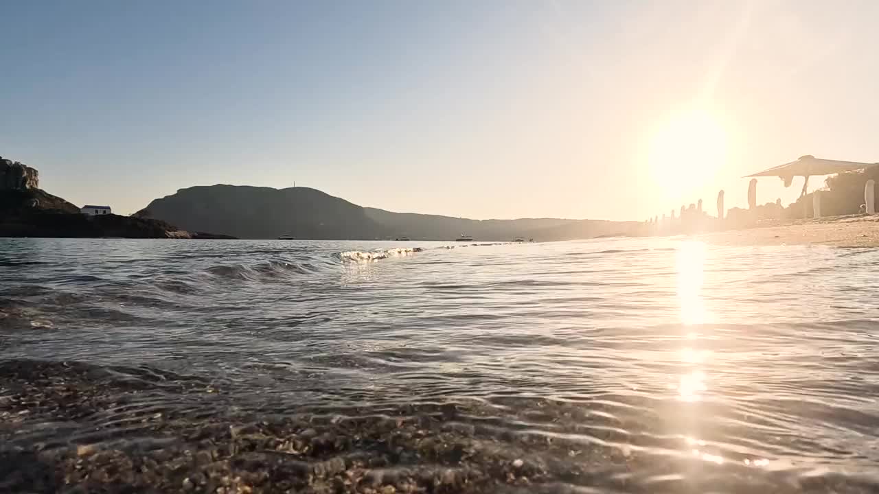 傍晚的阳光照在小波浪上。视频下载