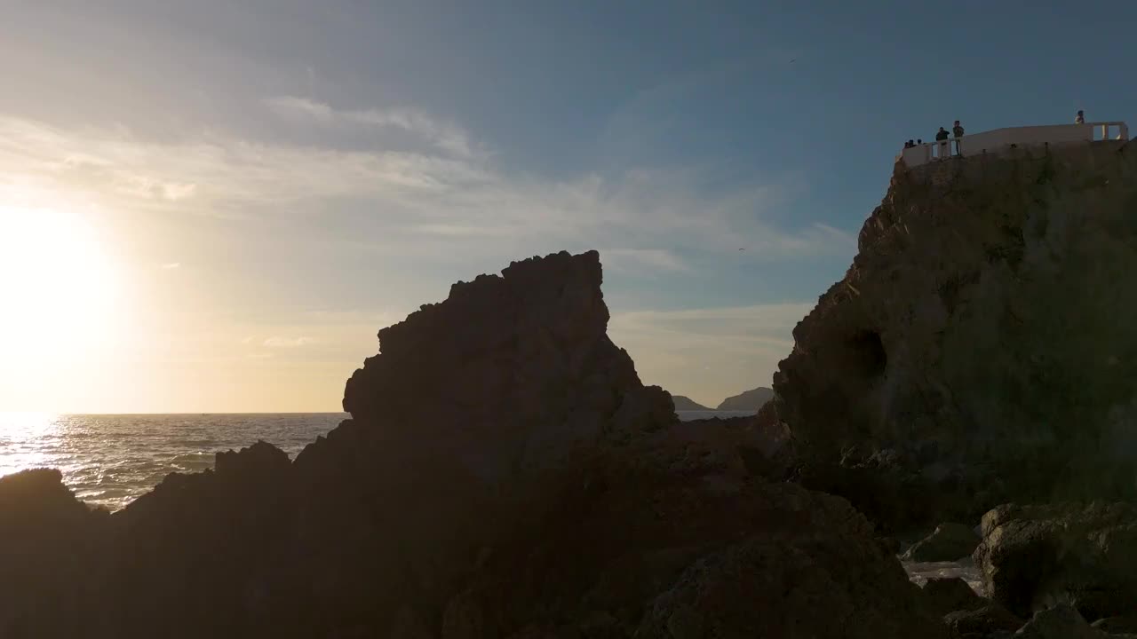 摄像机沿着马萨特兰崎岖的海岸线展开了一段旅程。视频素材