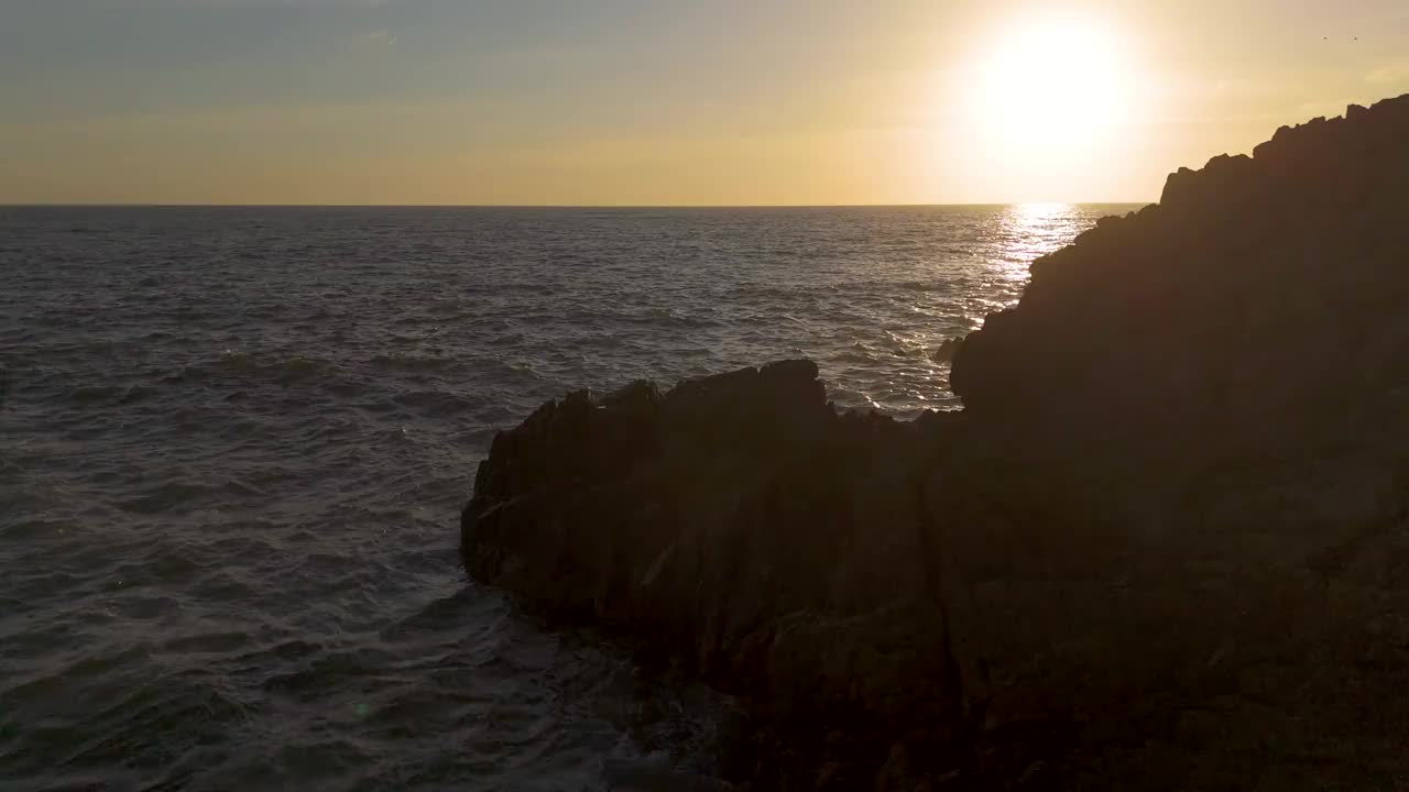 镜头优雅地沿着Mazatlán的岩石海岸线滑行。视频素材