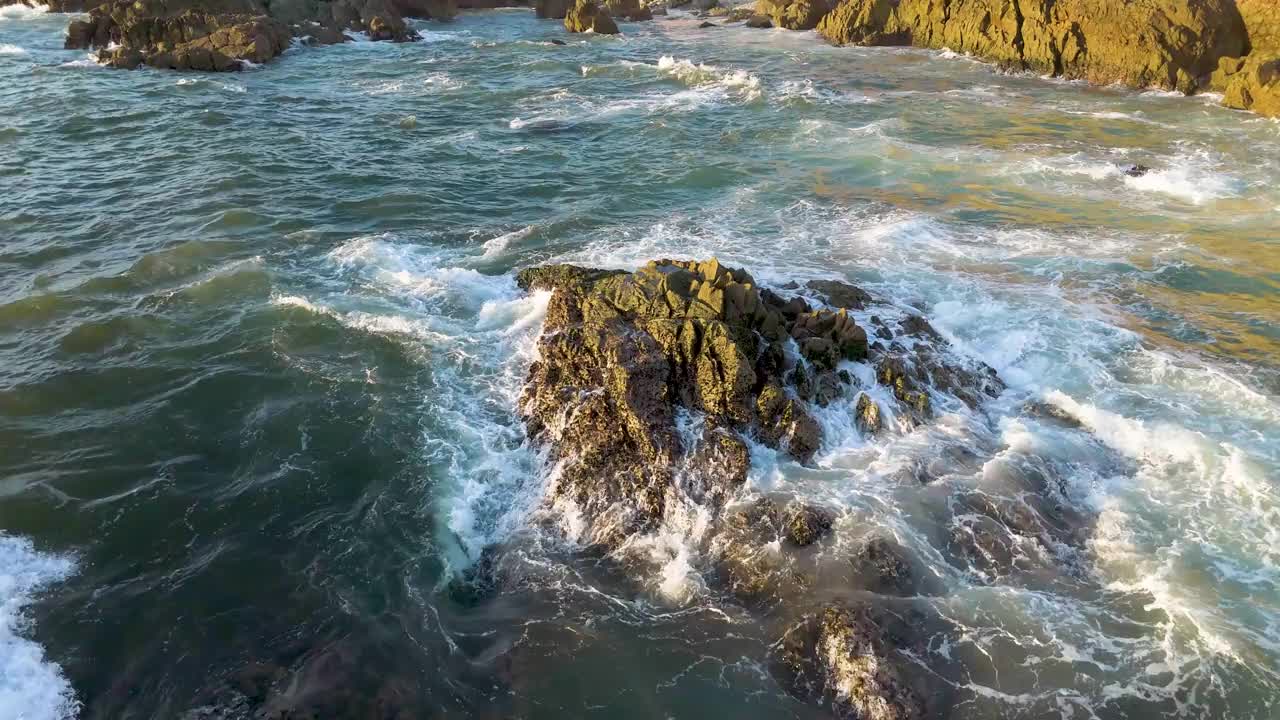 海浪描绘了一幅令人着迷的自然原始力量和海岸美景的画面。视频素材