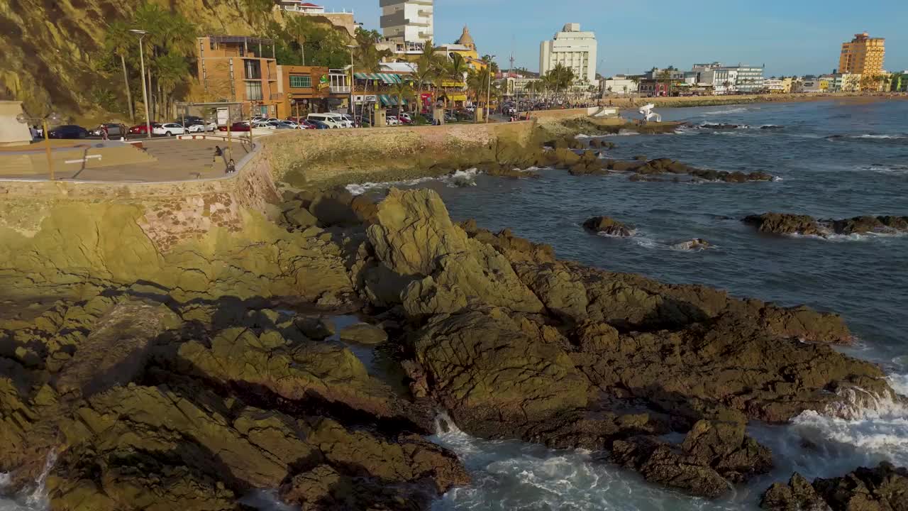 海浪猛烈地冲击着马萨特兰的岩石海岸线视频素材