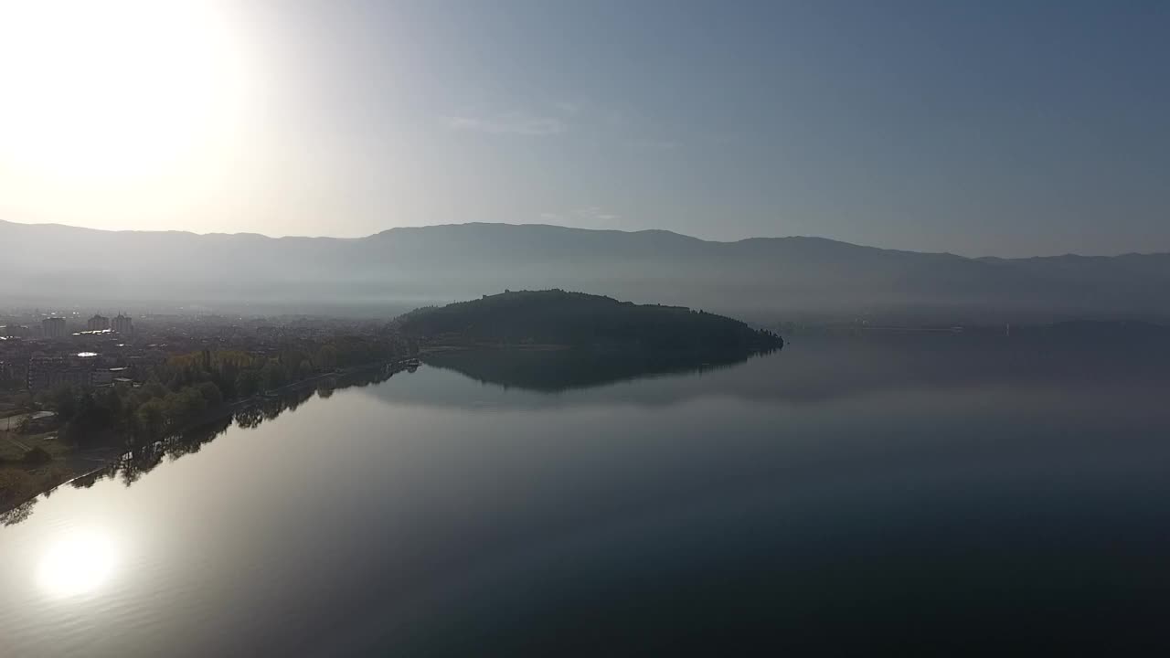 北马其顿的奥赫里德湖。美丽的阳光和山的背景视频素材