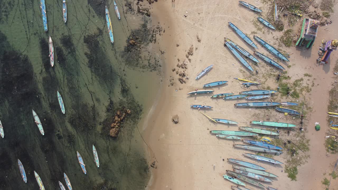 不可思议的印度-抽象的景观镜头的渔船停泊在海上和在海岸与纹理。视频下载