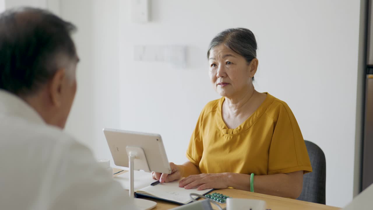 资深亚洲女性在家在线咨询医生。健康技术与健康理念。视频素材