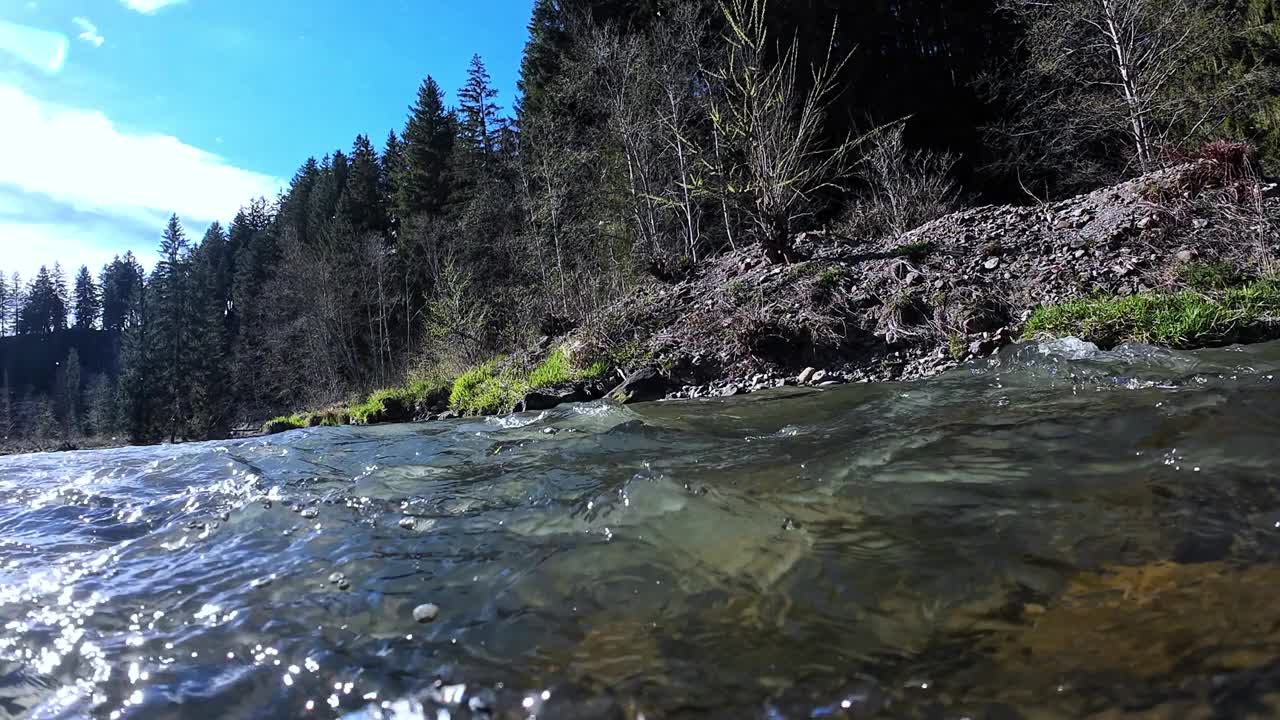 水下视频的溪流与石头和阳光在流动的水视频素材