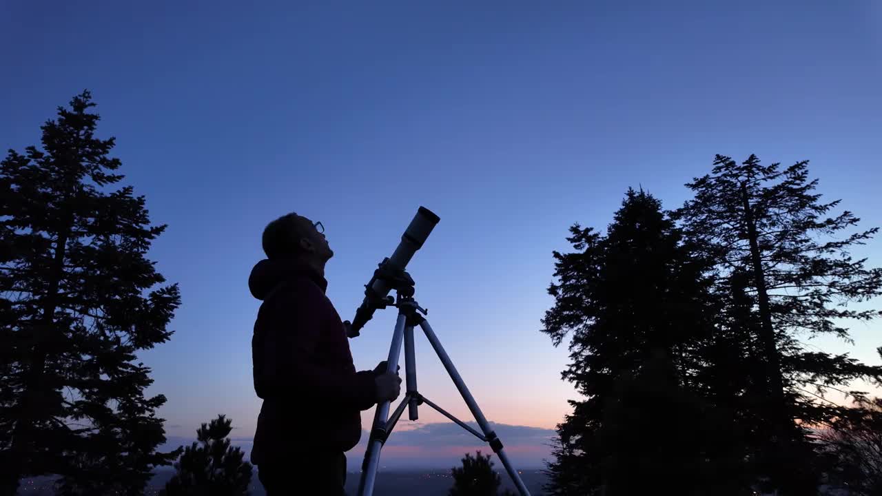 业余天文爱好者用望远镜观察夜空，观察行星、恒星、月亮和其他天体。视频素材