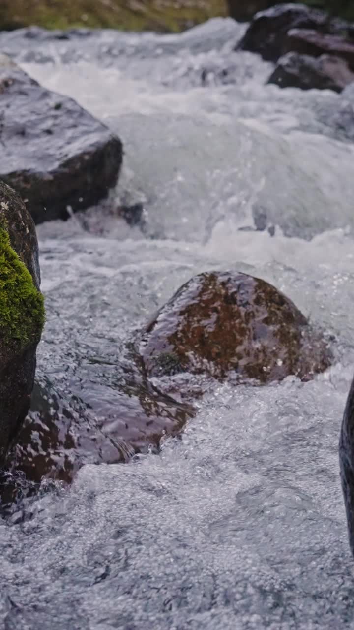 饮用天然矿泉水。氧气系统水过滤器。决堤视频素材