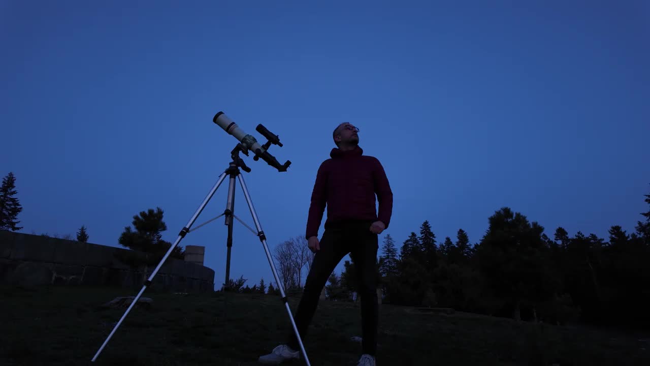 业余天文爱好者用望远镜观察夜空，观察行星、恒星、月亮和其他天体。视频素材