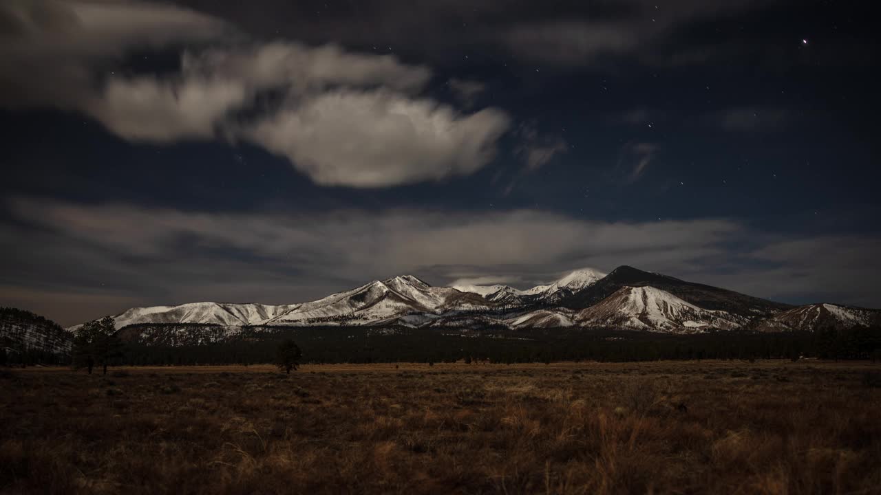 白雪皑皑的山峰，夜晚的云卷视频下载