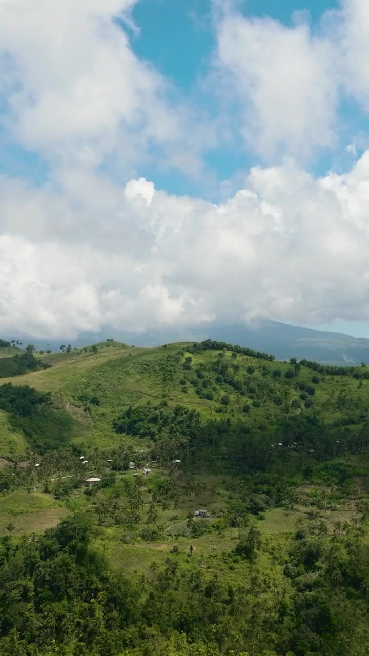 热带山脉鸟瞰图。视频素材