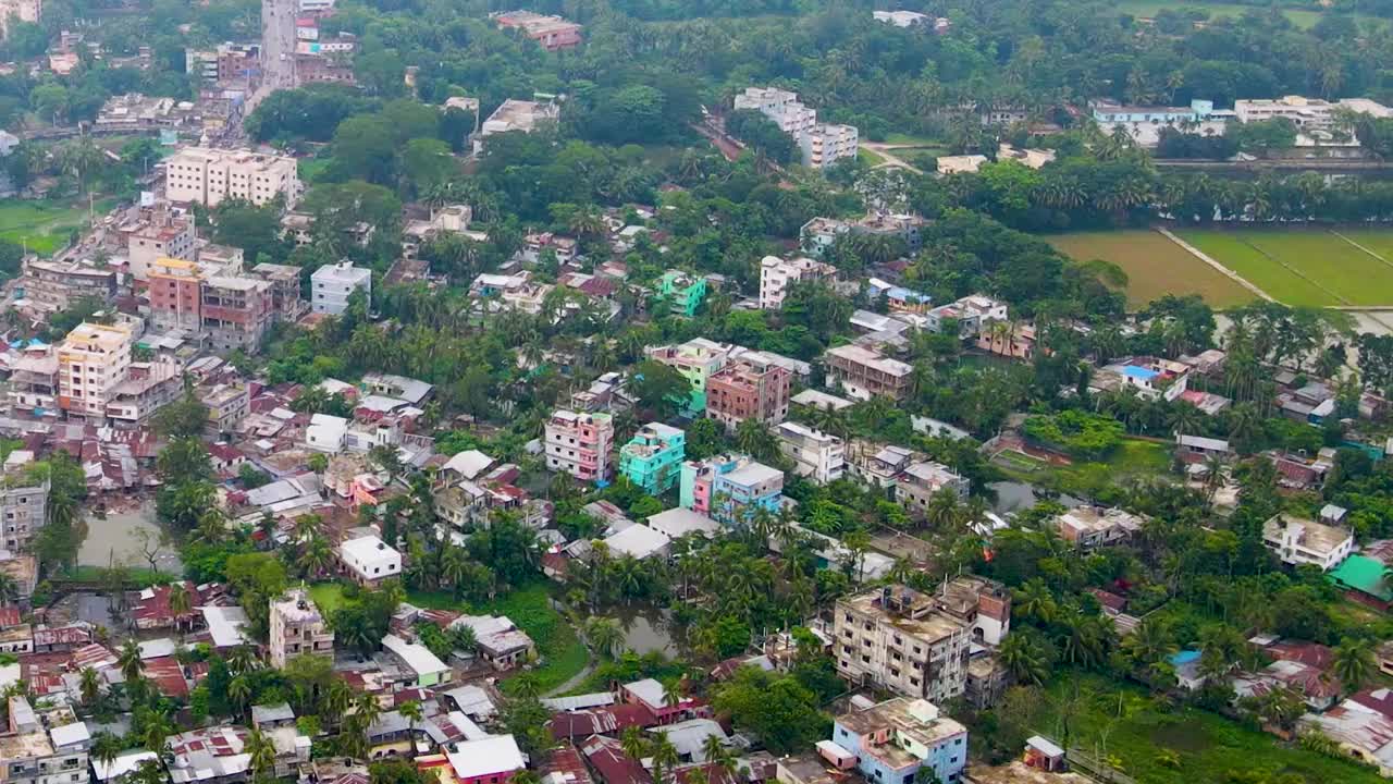 孟加拉国巴里沙尔市的无人机贫民窟，不安全的建筑视频素材