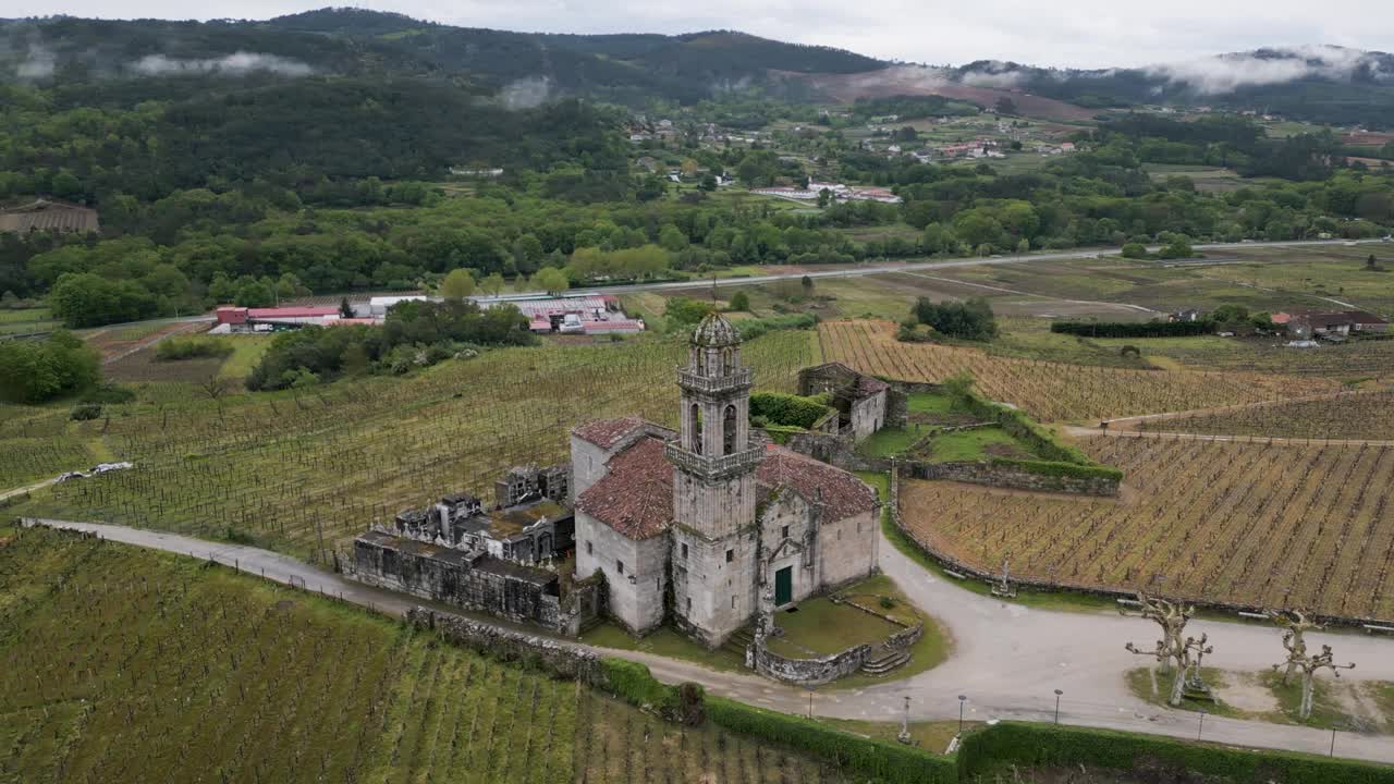 西班牙比德葡萄园中的圣玛利亚教堂视频素材