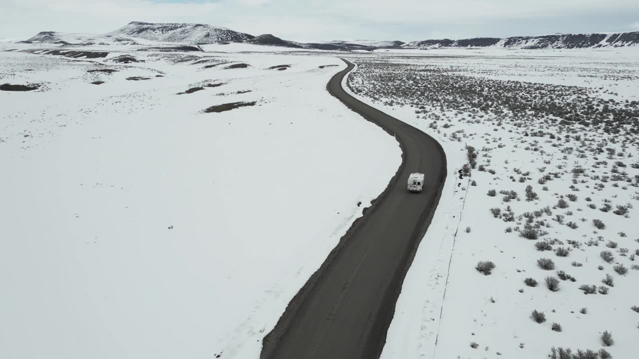 冬季美国爱达荷州高速公路上一辆房车的鸟瞰图视频素材