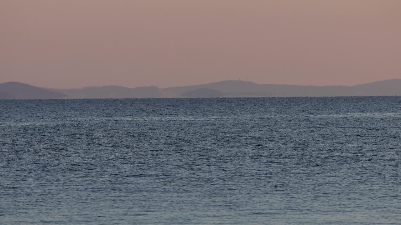 日落时平静的海景。视频下载