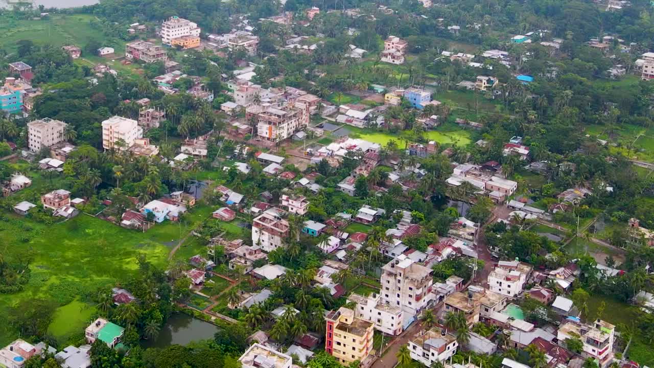 贫穷的第三世界国家，孟加拉国郊区的村庄，有五颜六色的建筑视频素材