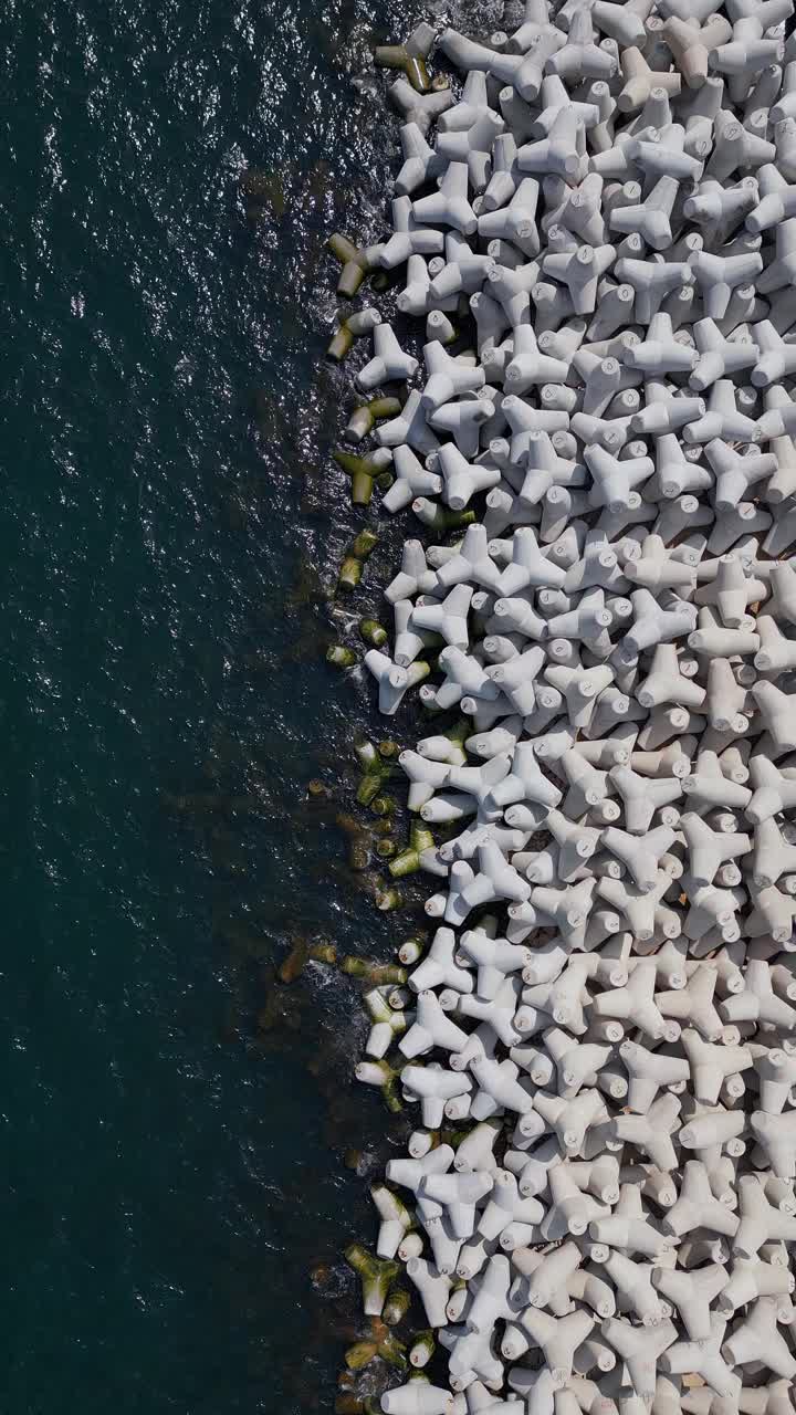 航拍防波堤图。在海上的防波堤，一个混凝土四足动物的集合视频素材