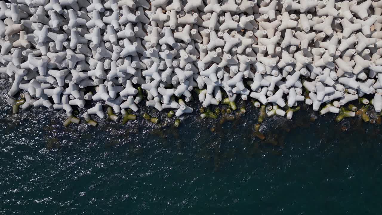 航拍防波堤图。在海上的防波堤，一个混凝土四足动物的集合视频素材