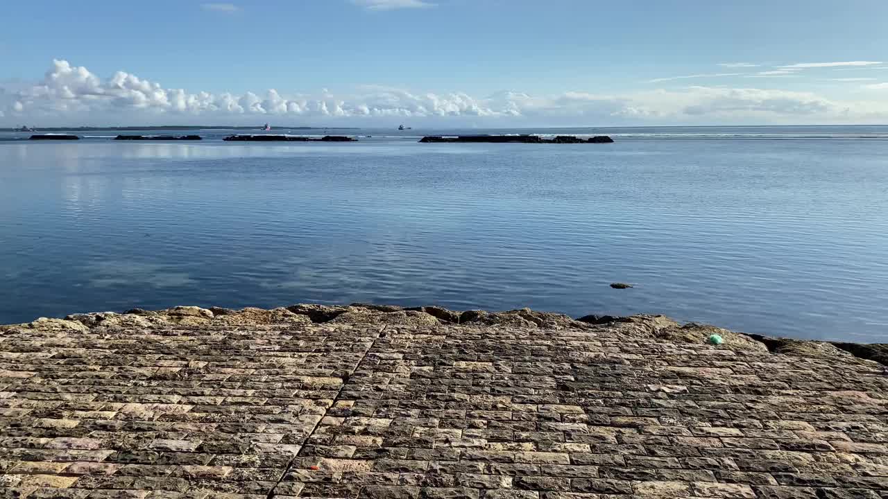 海滩映衬着明亮的蓝天视频素材