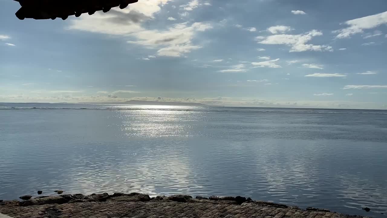 海滩映衬着明亮的蓝天视频下载