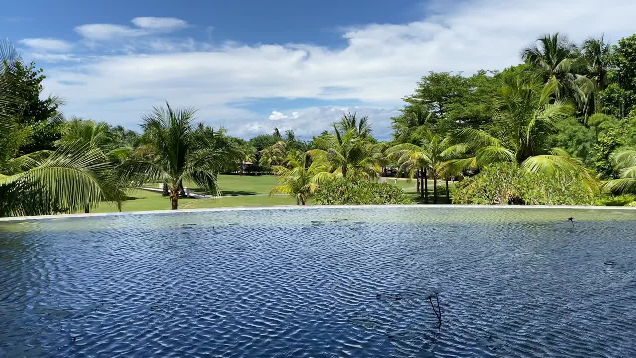 花园池塘映着蓝天视频下载