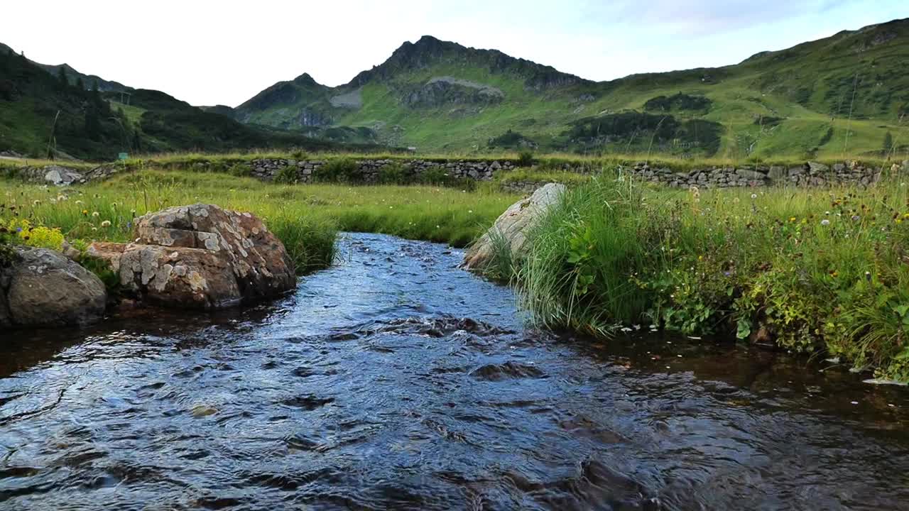 山、河、草、山。美丽的山景。水流和美丽的山景。视频下载