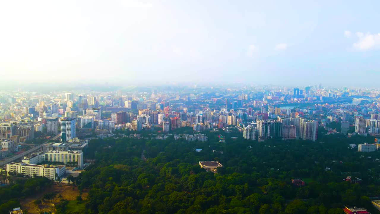 全景揭示航拍达卡市和拉姆纳公园，孟加拉国。无人机飞行小车向后拍摄视频素材