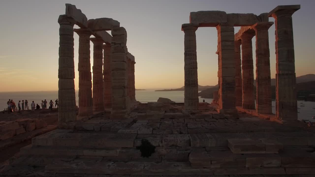 史诗般的无人机拍摄的波塞冬神庙在黄金时间日落，旅游区视频素材