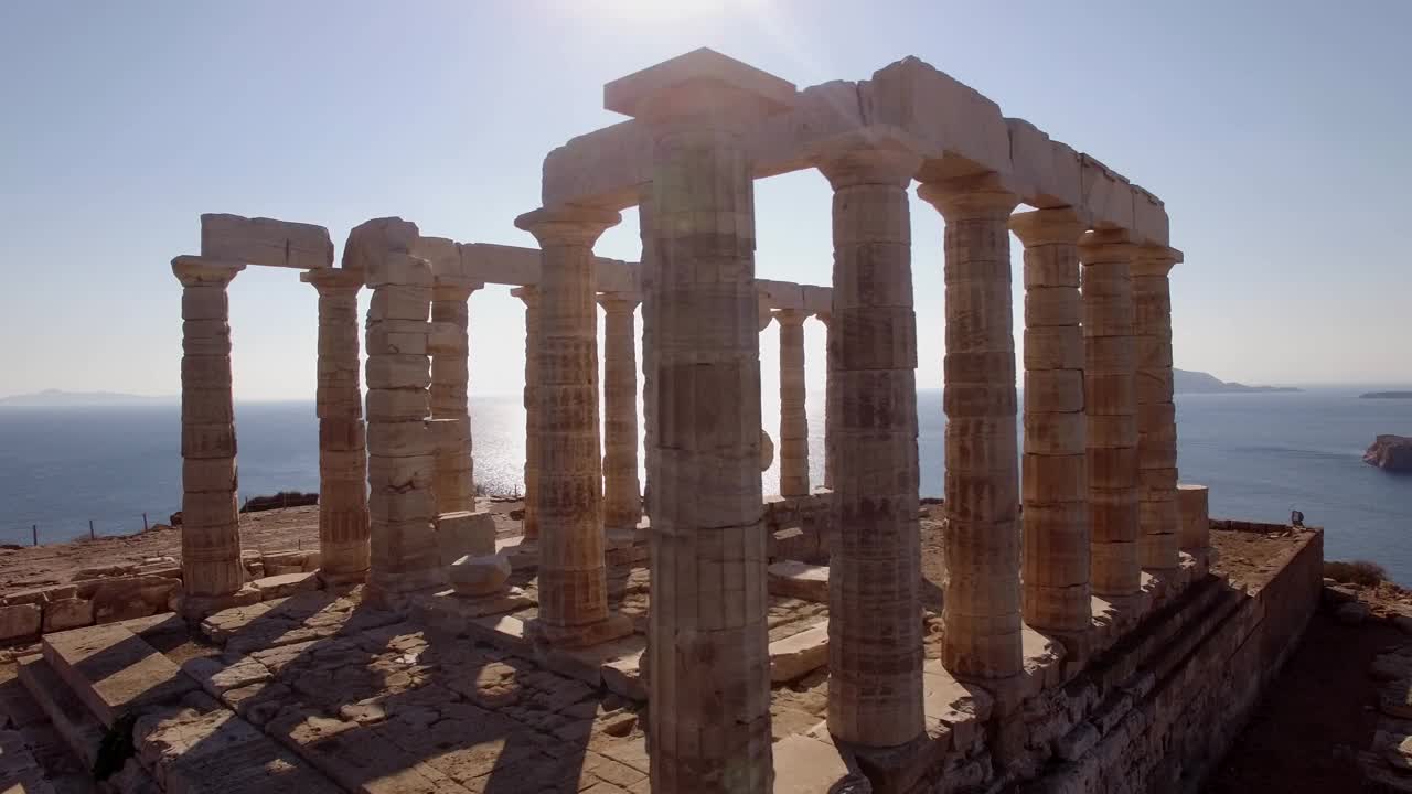 阳光明媚的一天航拍的古代波塞冬神庙遗址，苏尼翁希腊著名的纪念碑视频素材