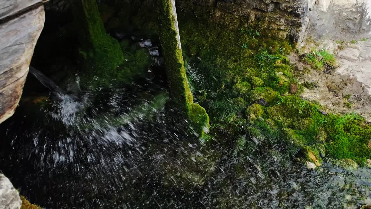 长满青苔的旧木水磨。结构采用水轮水力发电。通过齿轮传动系统工作。复古复古的民族民间建筑。波黑比耶利纳- 2024年3月31日。视频下载