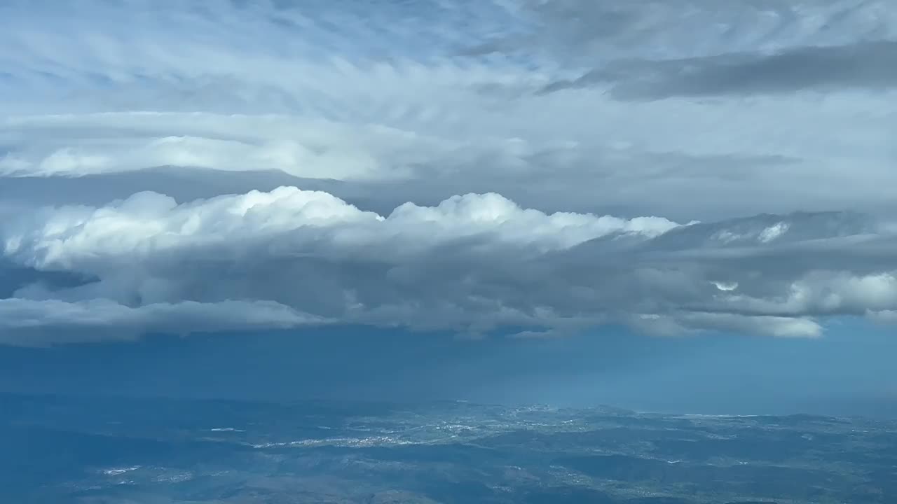 在暴风雨的天空中飞行时，飞机驾驶舱的独家镜头。沉浸式飞行员POV飞越靠近大海的偏远山区。4 k 60 fps。视频素材