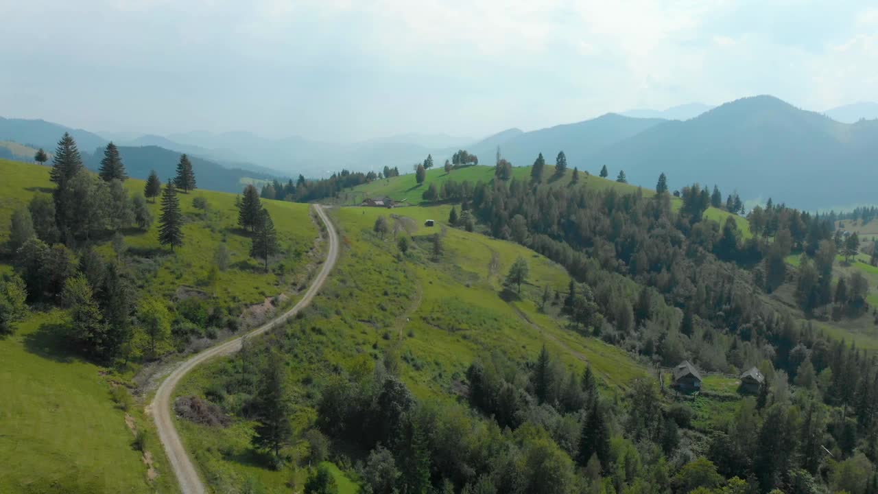 Bucovina。鸟瞰图。村庄。山。罗马尼亚视频素材