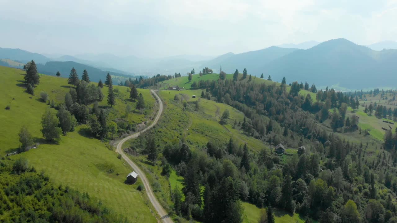 美丽的鸟瞰图在布科维纳的一座山视频素材