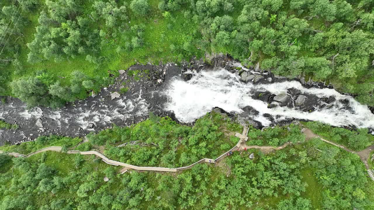 从上面俯瞰雄伟的山景视频素材