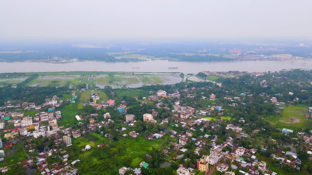 在多云的一天，航拍前方的城市巴里萨尔，孟加拉国和基尔坦科拉河视频素材