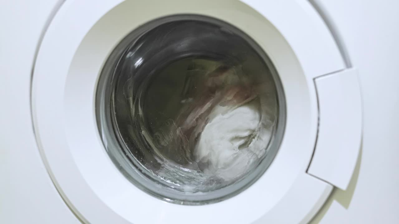 洗衣机的工作是清洗家庭衣物，浪费家庭用电视频下载