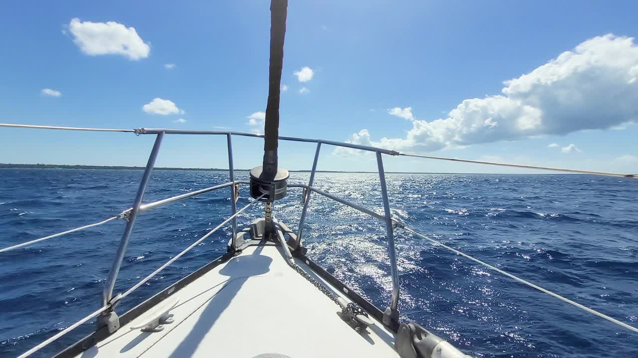 帆船航行在深蓝色的海水上，宁静的夏日之旅。视频下载