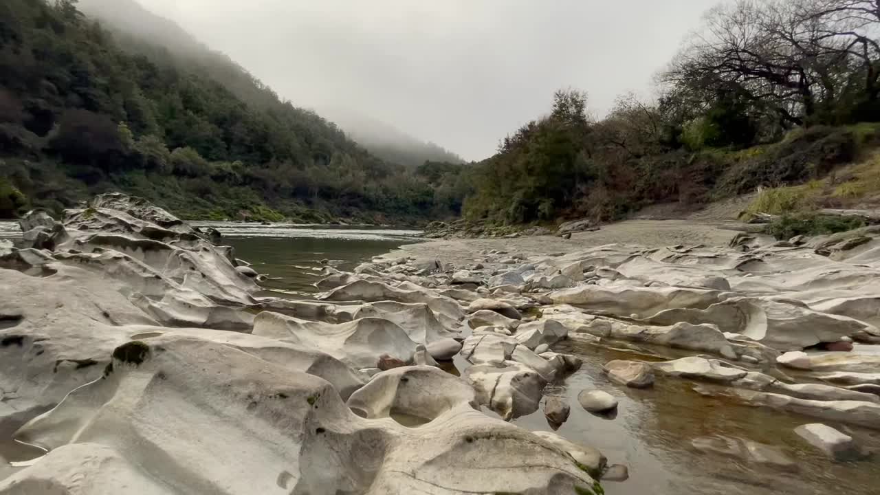 流经上布勒峡谷的布勒河靠近新西兰最长的摇摆桥视频素材