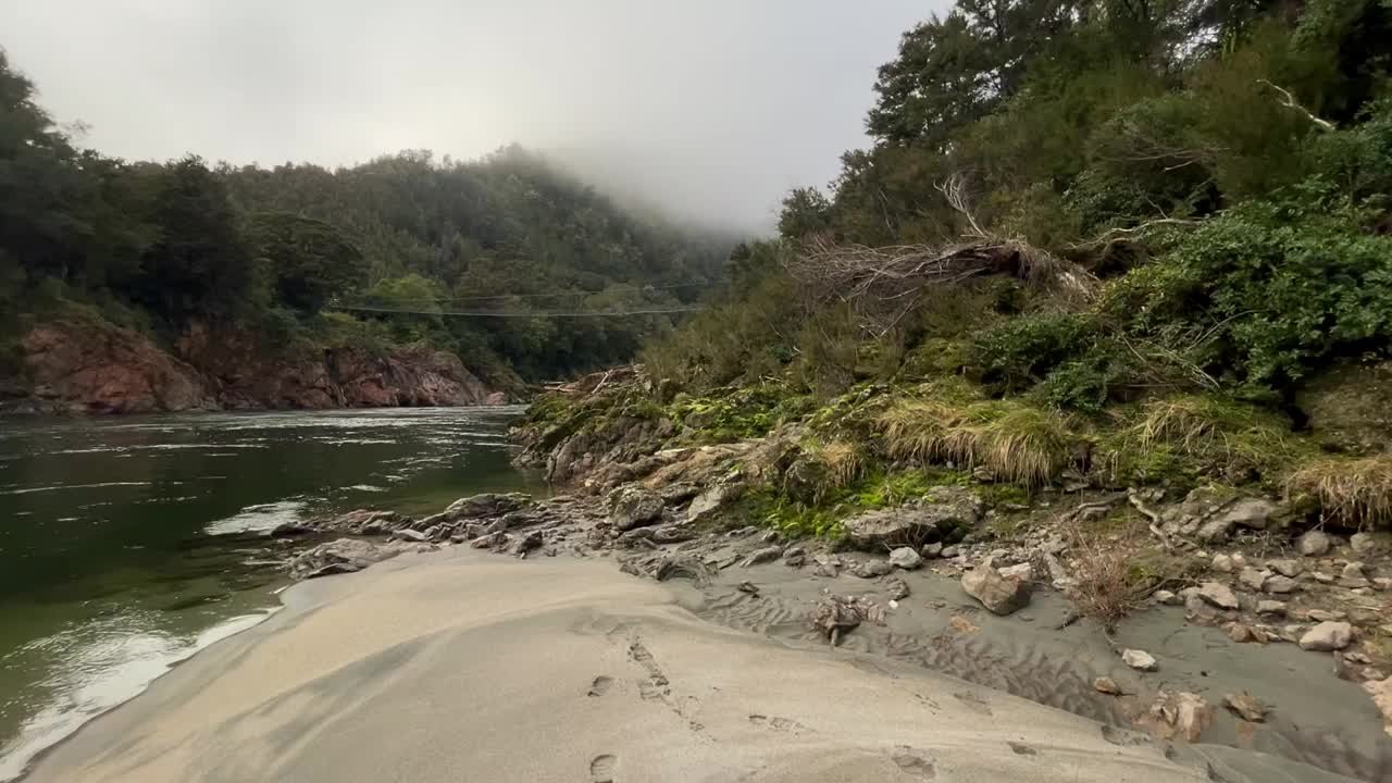 流经上布勒峡谷的布勒河靠近新西兰最长的摇摆桥视频素材