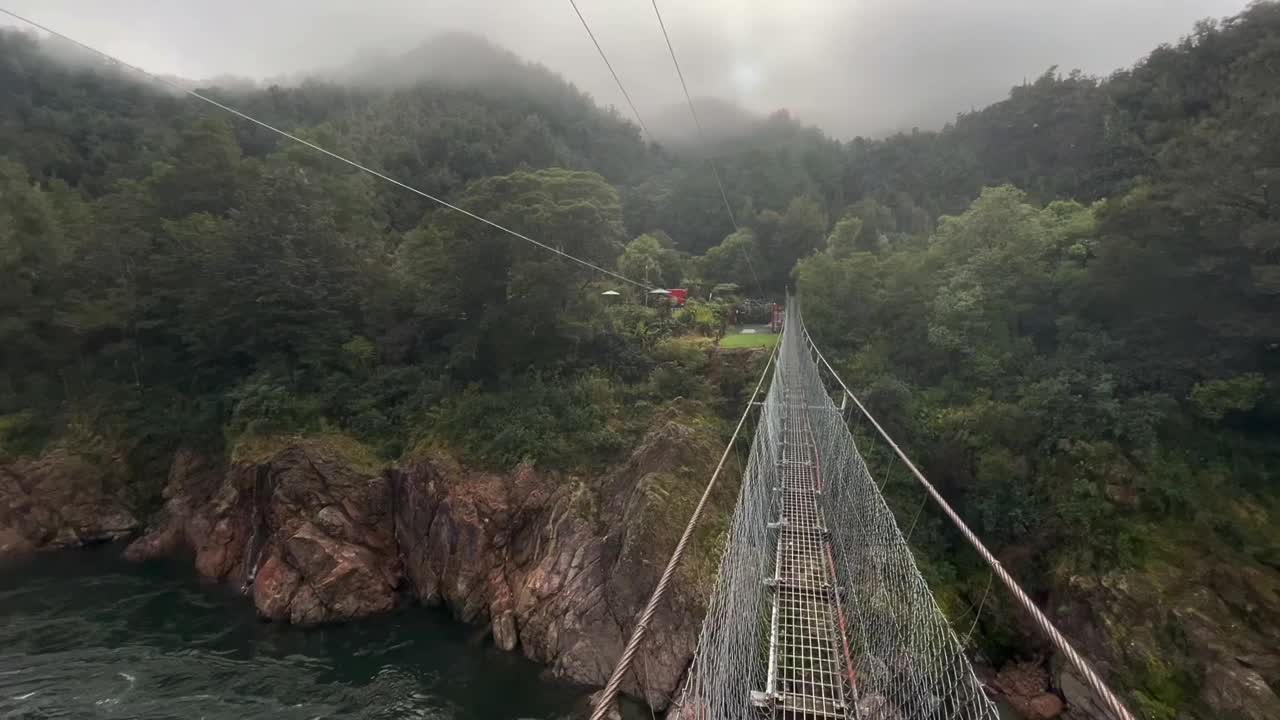 流经上布勒峡谷的布勒河靠近新西兰最长的摇摆桥视频下载