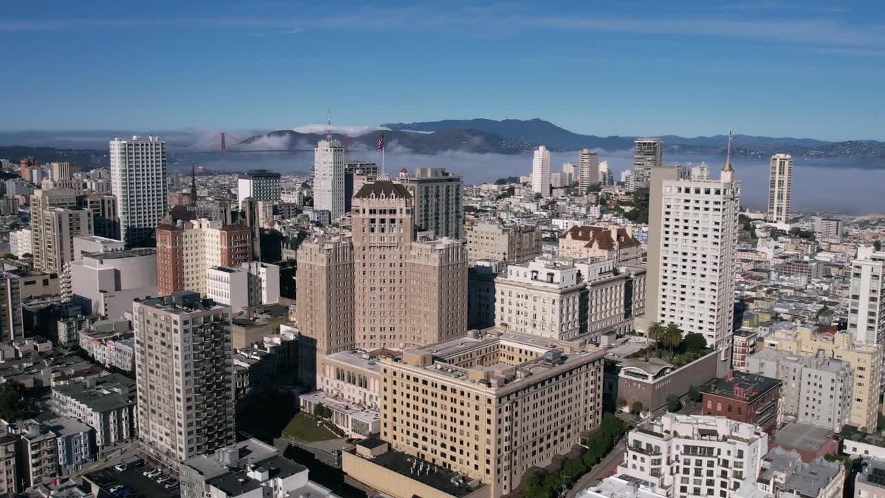 美国旧金山，以金门大桥为背景的诺布山市中心街区建筑鸟瞰图视频素材