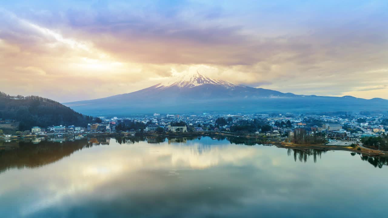 日本日出时富士山和川口湖的时间流逝。视频素材