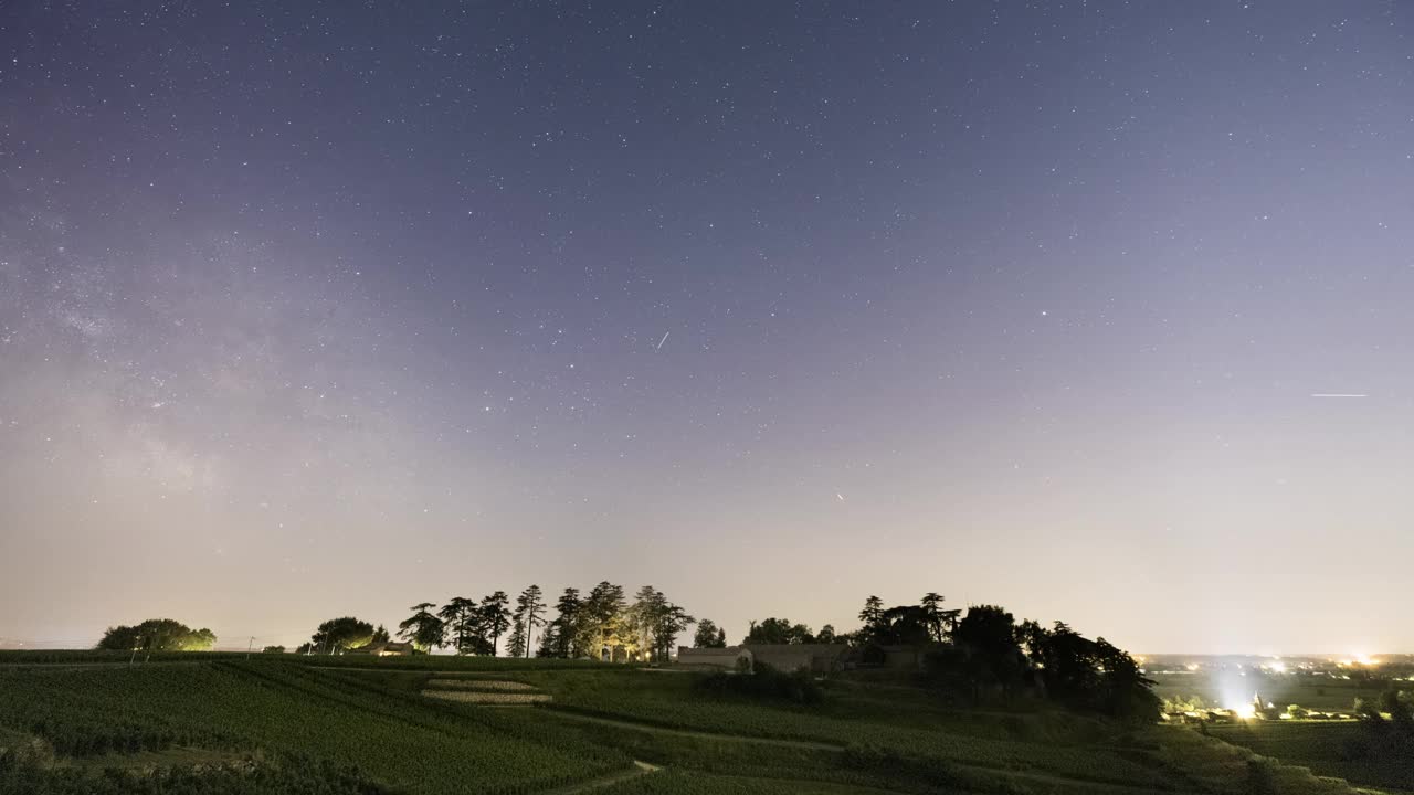 在圣埃米利隆附近的普雷斯克城堡上空，银河系的时间流逝视频下载