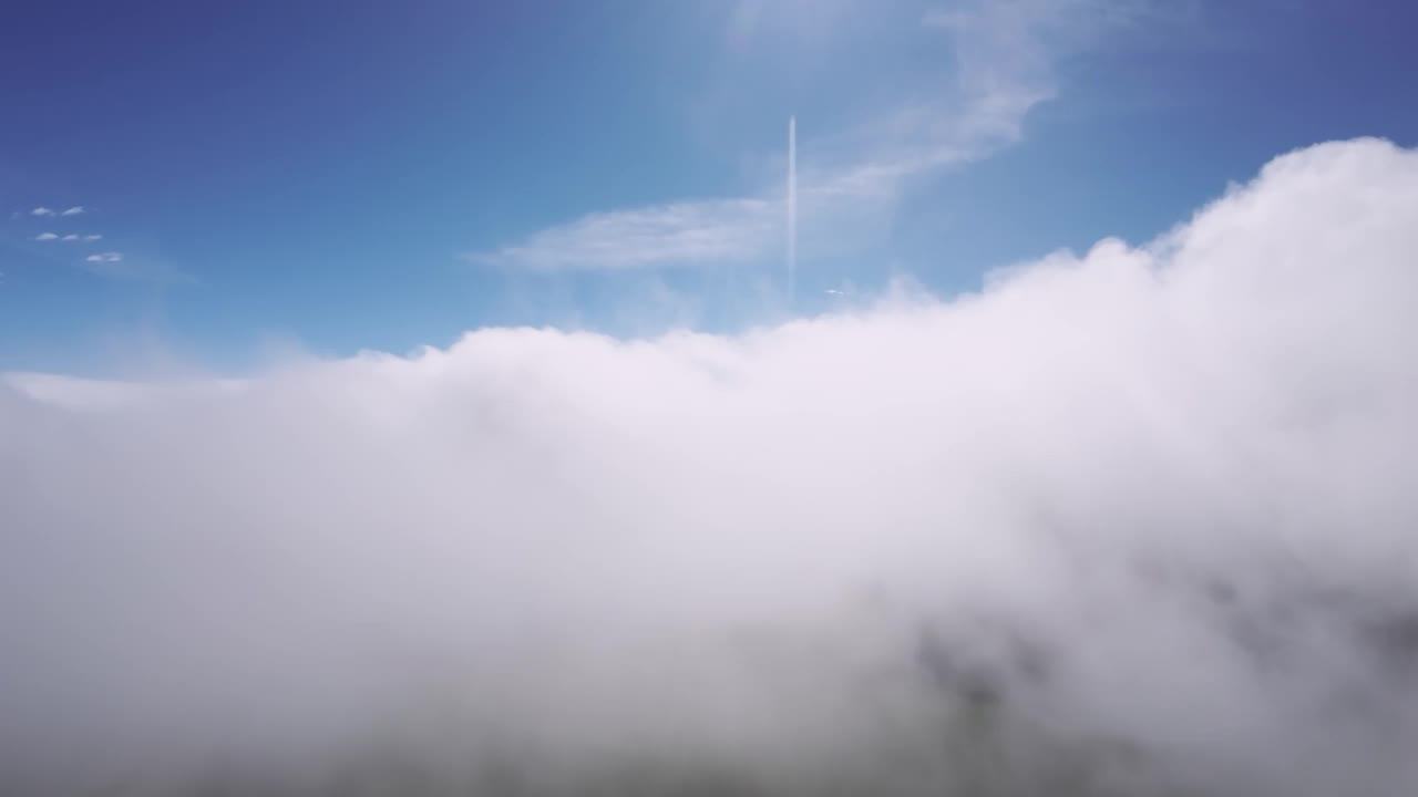 在晴朗的天气里云游。透过云层飞行的鸟瞰图。视频素材