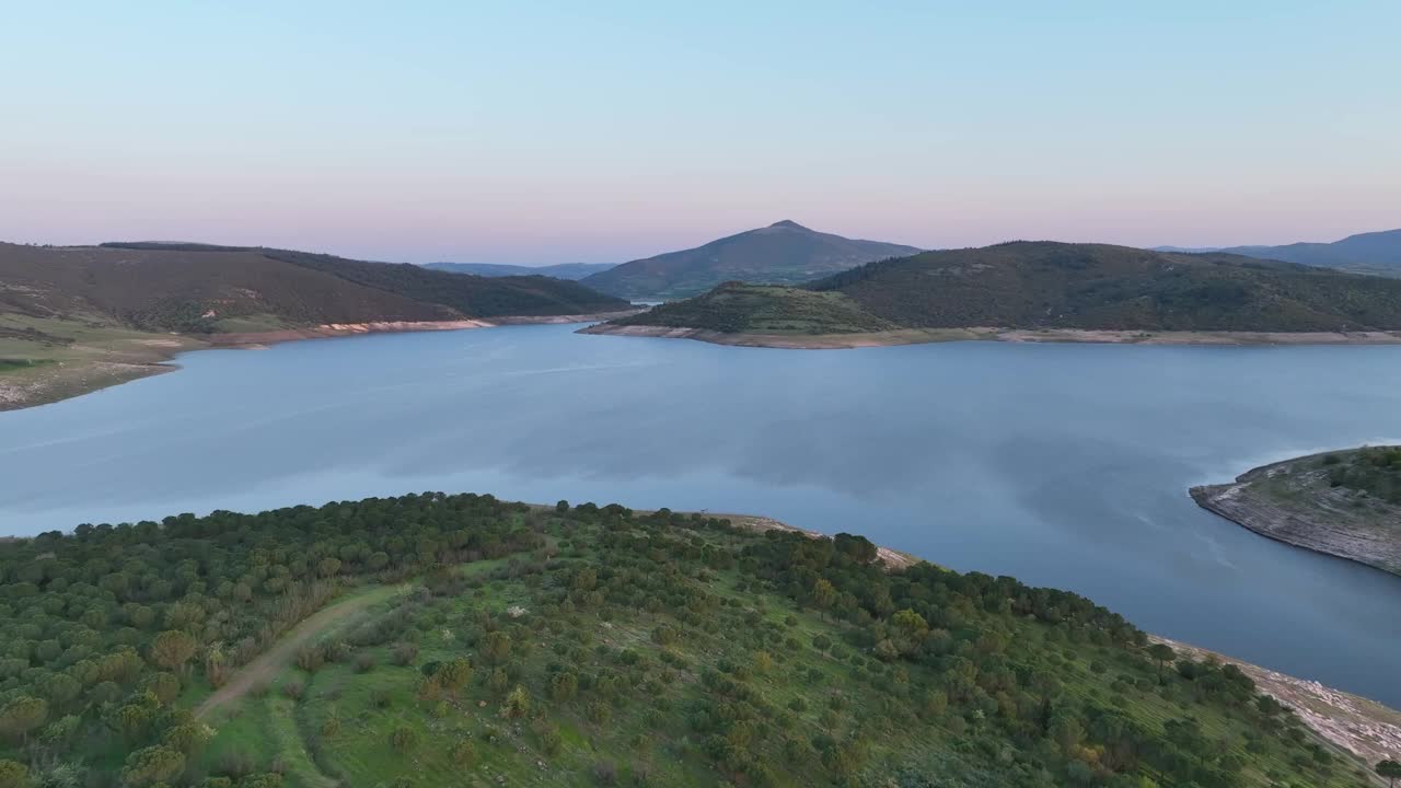 高高飞过大坝视频素材