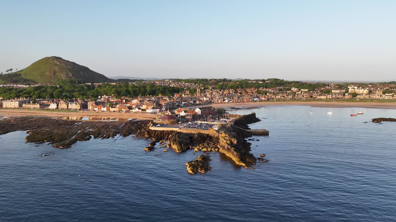 鸟瞰海港和北贝里克法，东洛锡安，苏格兰。视频素材