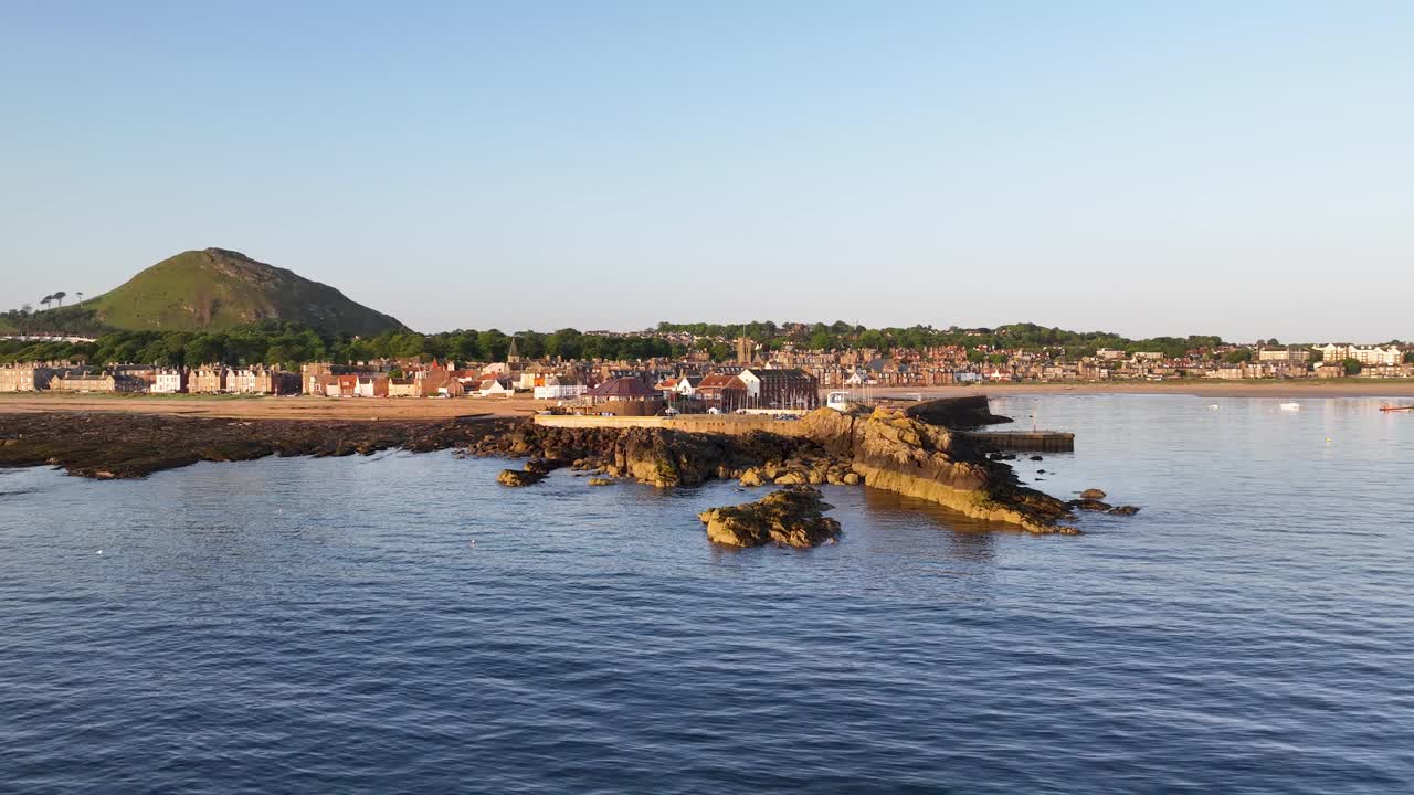 鸟瞰海港，北贝里克法，东洛锡安，苏格兰。视频素材