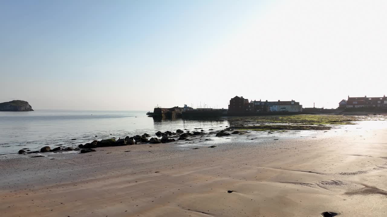 鸟瞰海港和东海滩，北贝里克，东洛锡安，苏格兰。视频素材